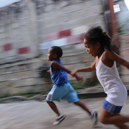 ninos corriendo